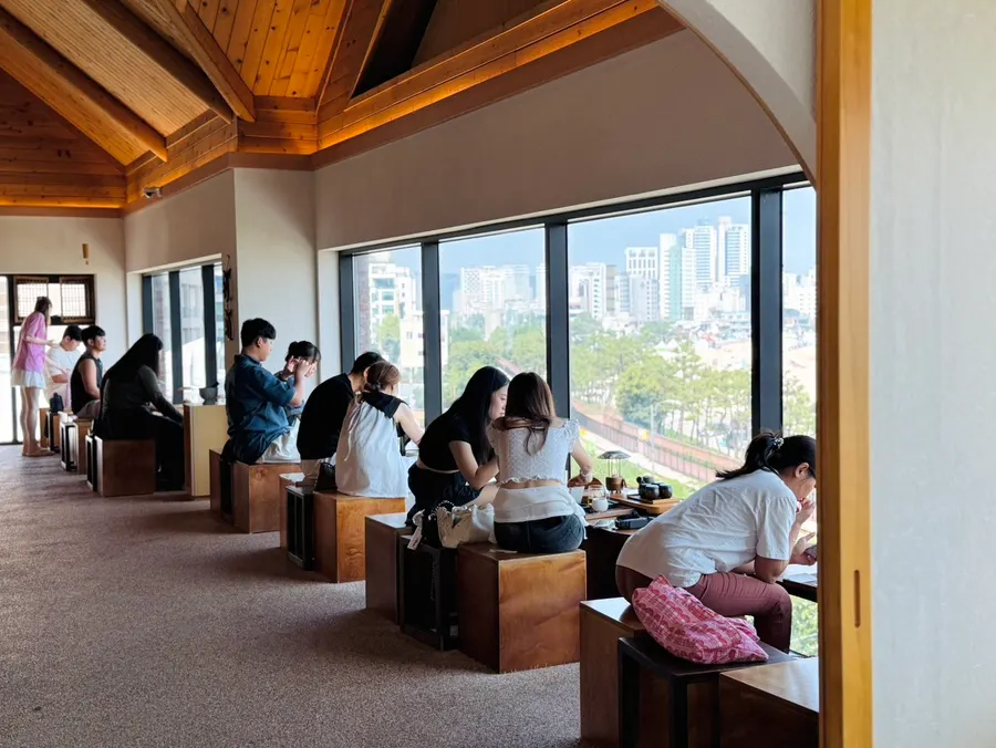 카페에서 보이는 해운대 해변열차 풍경