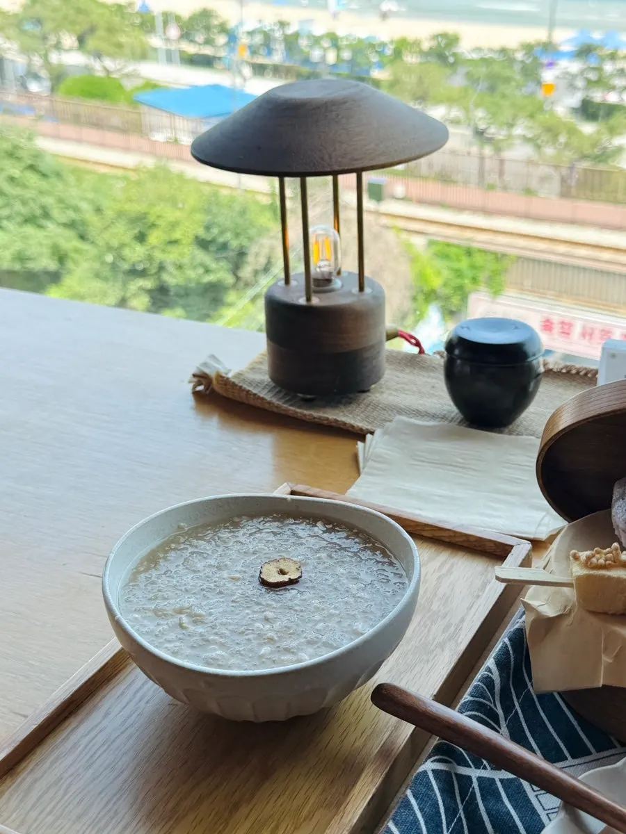 쌍화차와 우롱차가 적힌 메뉴판
