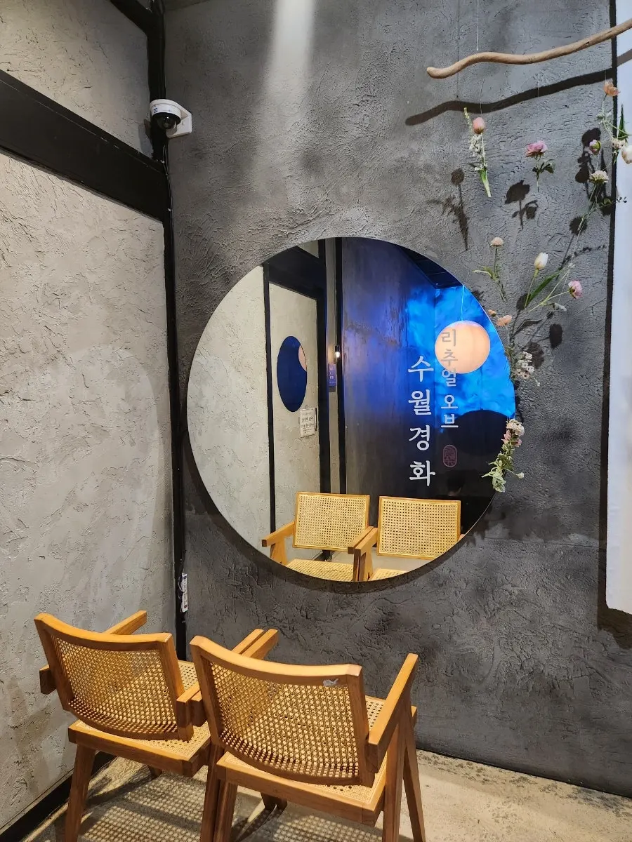 Seating at Suwolgyeonghwa with a hanok and fusion concept