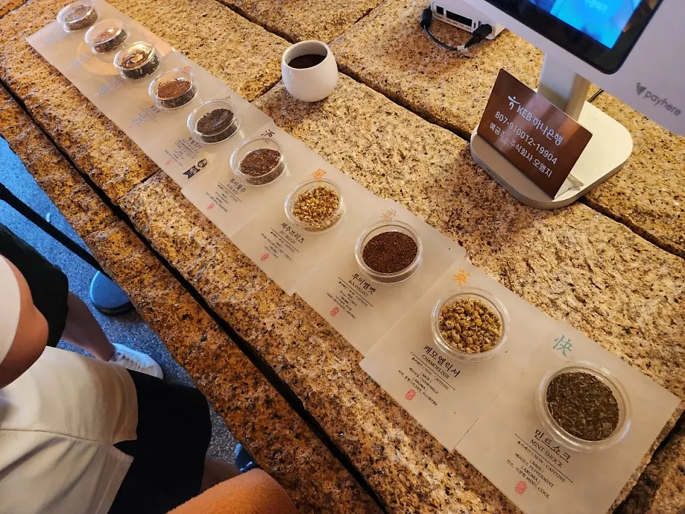 Tea guide displayed by the ordering counter