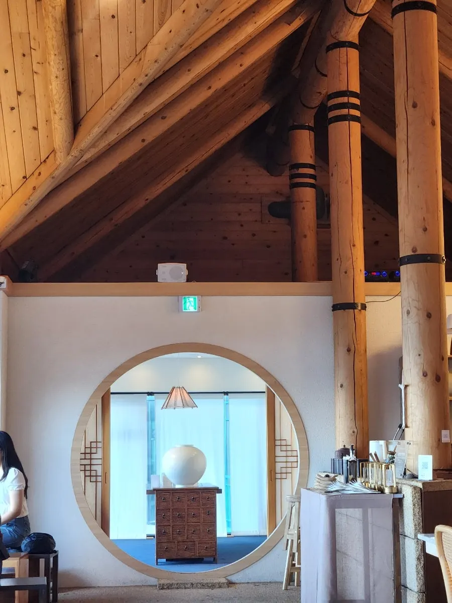 Vertical view of the Suwolgyeonghwa interior