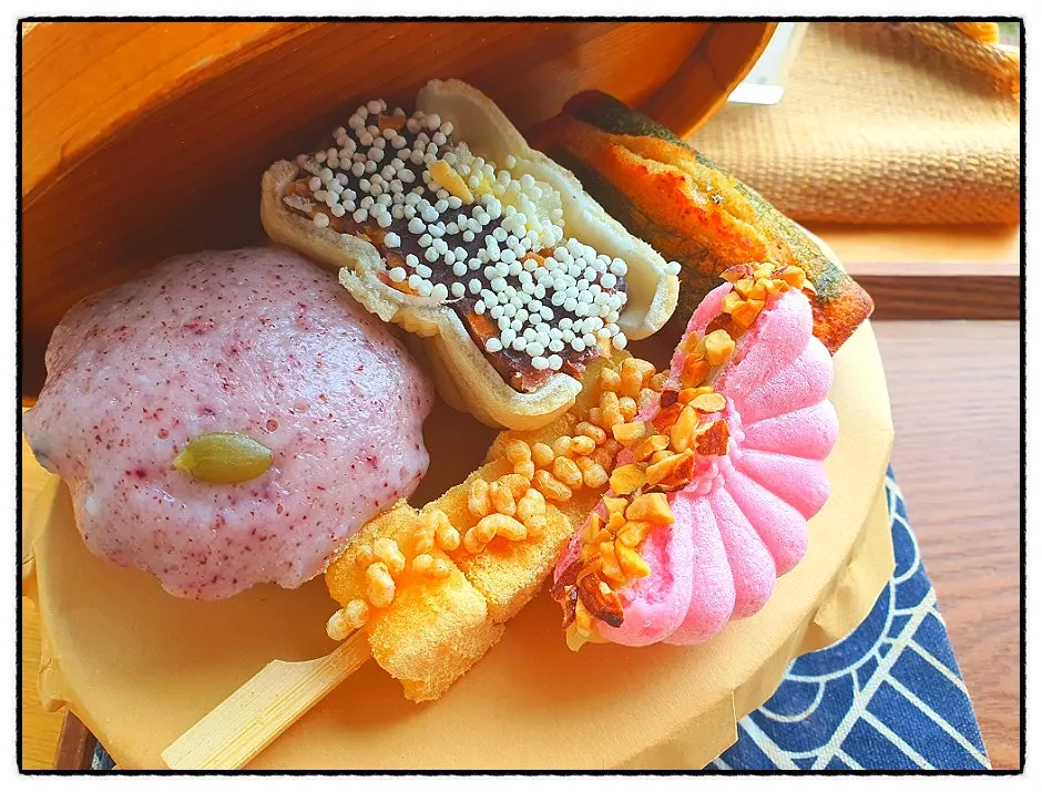 Korean-style desserts arranged in the Dalbodeure Box