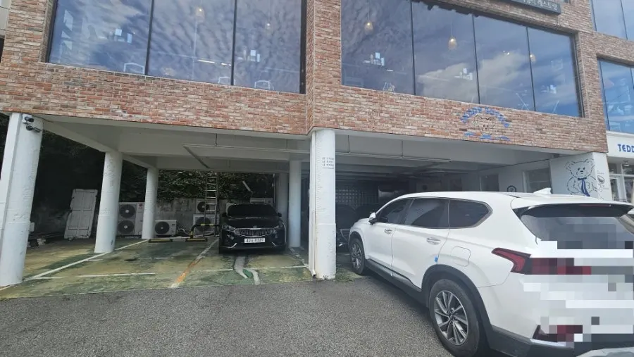 Piloti parking space on the ground floor of the Suwolgyeonghwa building