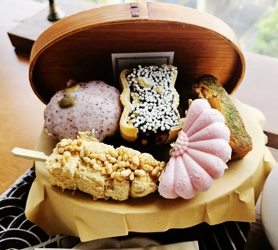 Dalbodeure box arranged in its box