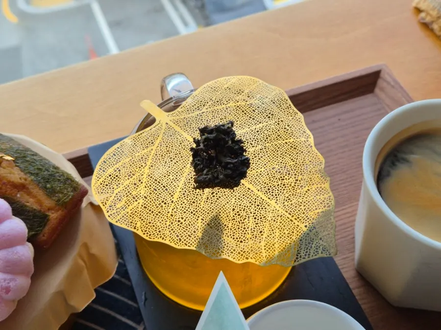 바다 배경의 다과 세트