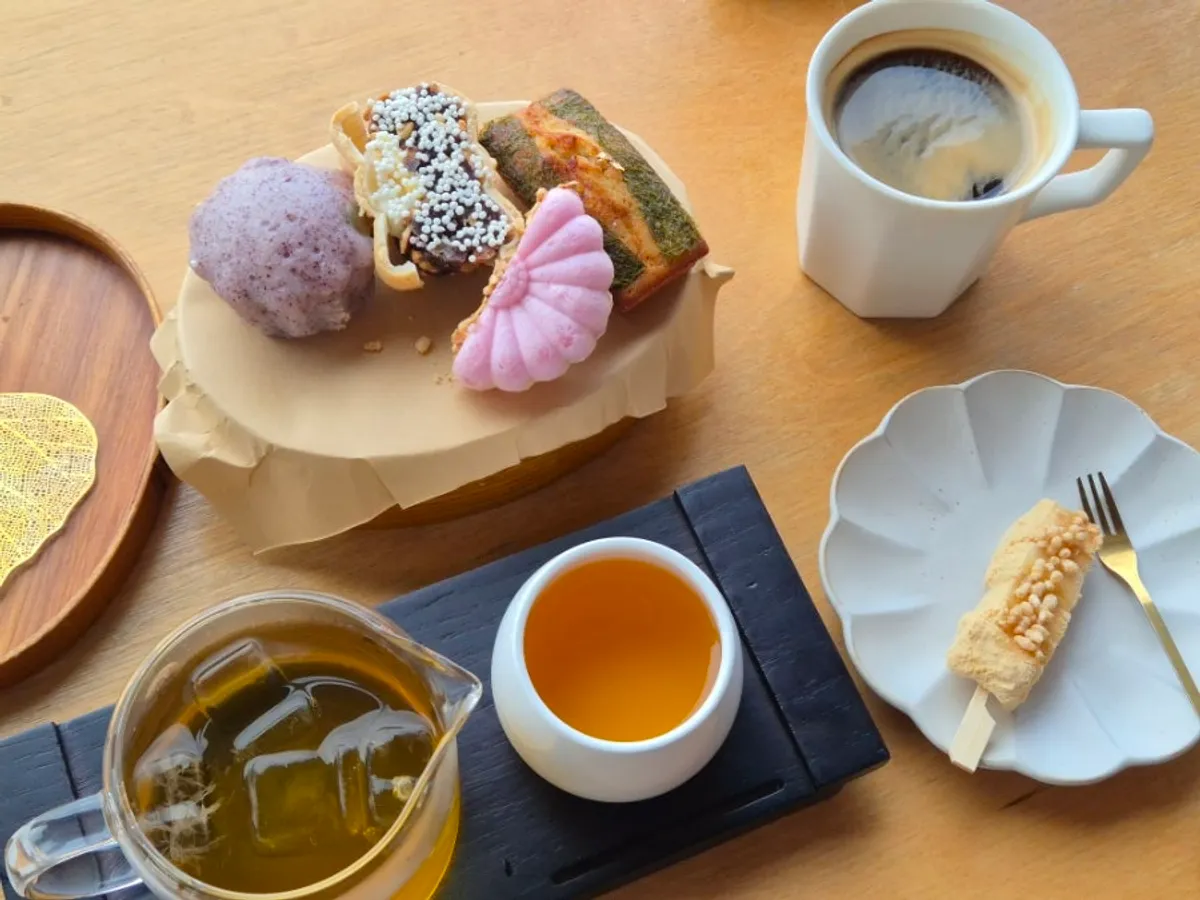 송정 오션뷰와 함께 놓인 멜롱망스 잔