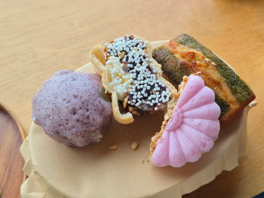 한 모금 마신 아이스 가향우롱차