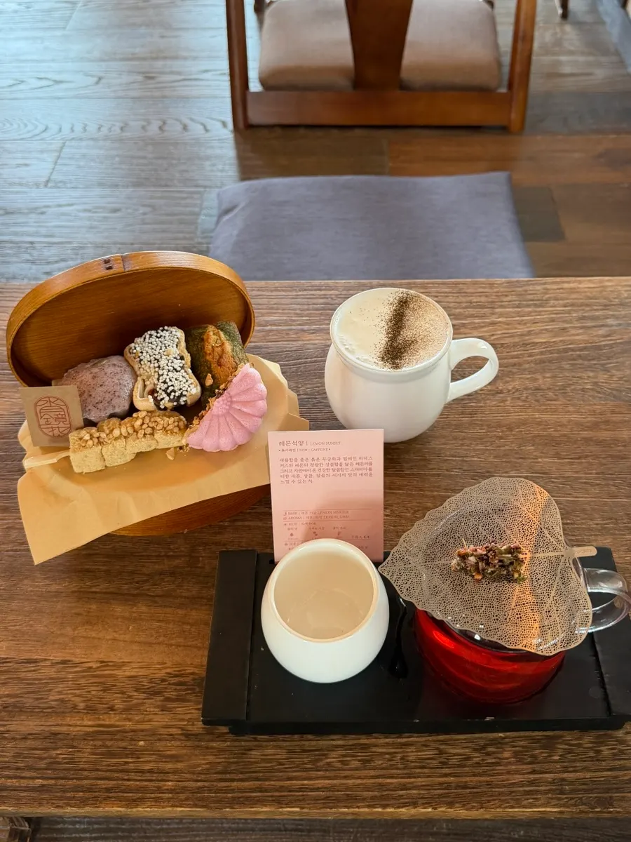 Tea and the Dalbodre Box set on a table at Suwolgyeonghwa