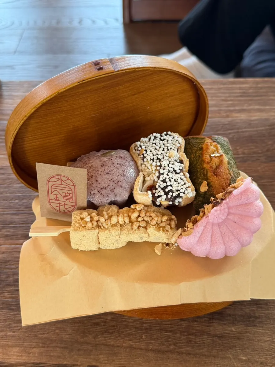 The five desserts of the Dalbodre Box in a wooden box