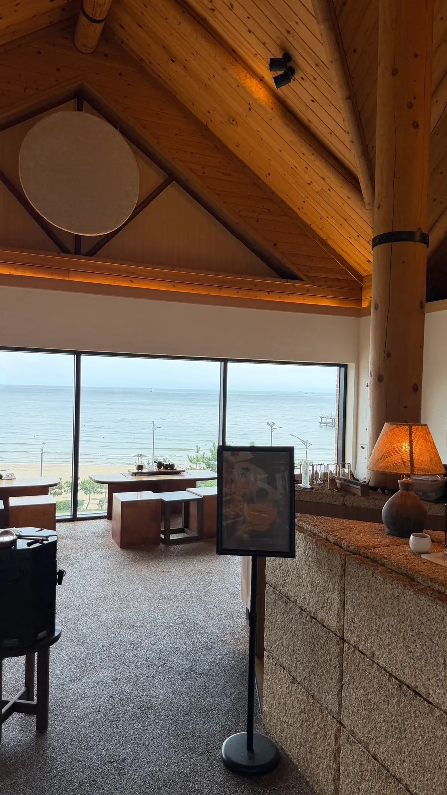 Arriving at Suwolgyeonghwa's ocean-view space on the 4th floor