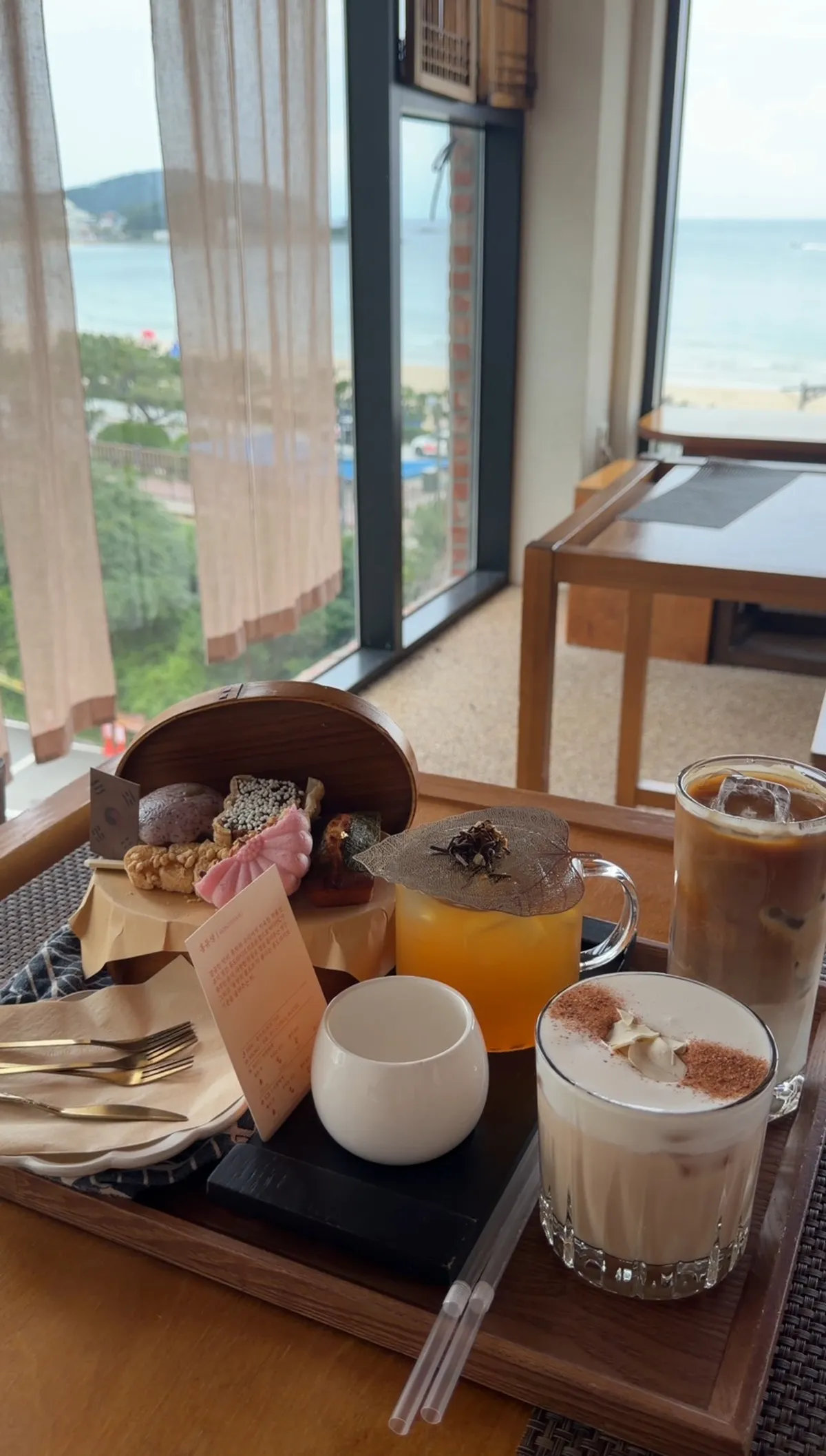 Dalbodeure dessert box and iced traditional tea setup