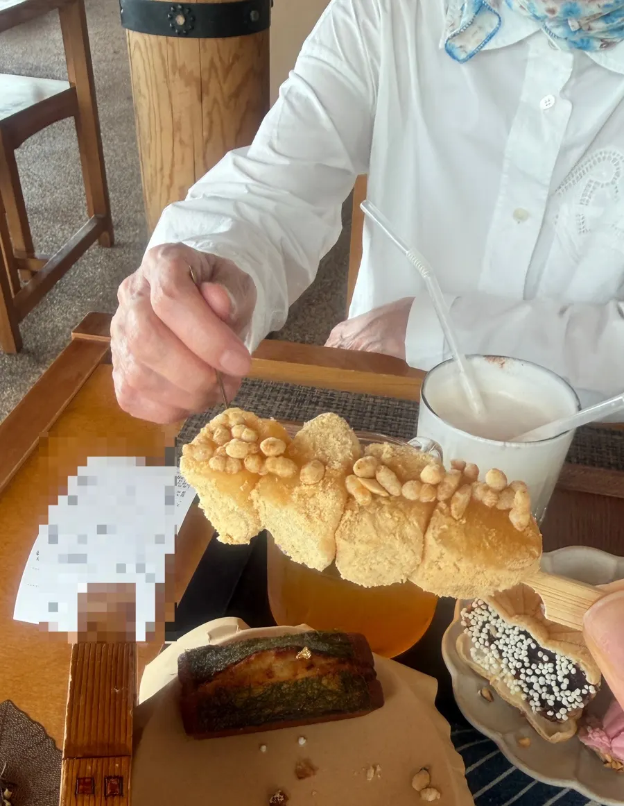 Korean-style desserts and drinks with the Songjeong sea in the background