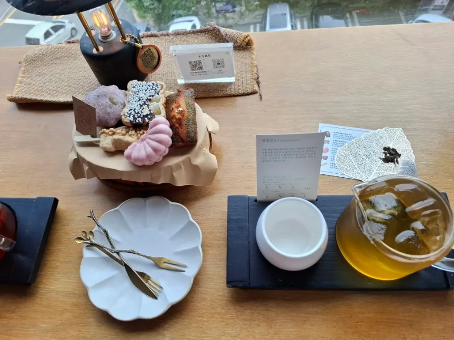 차와 디저트가 어우러진 수월경화 공간