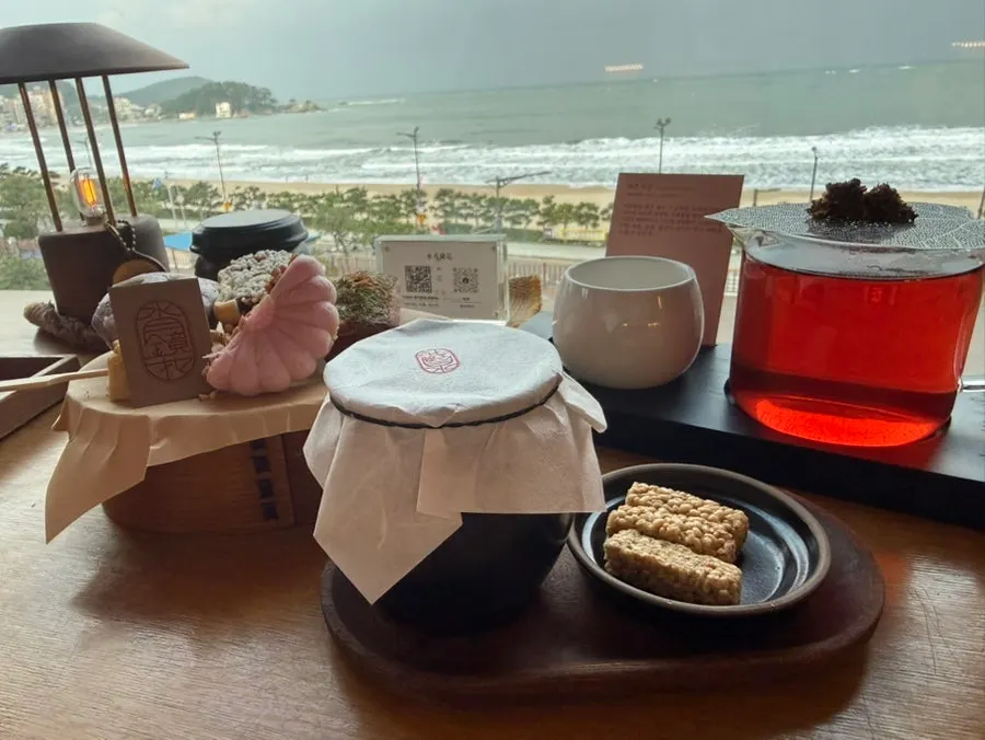 Dalbodeure box and ordered tea drinks