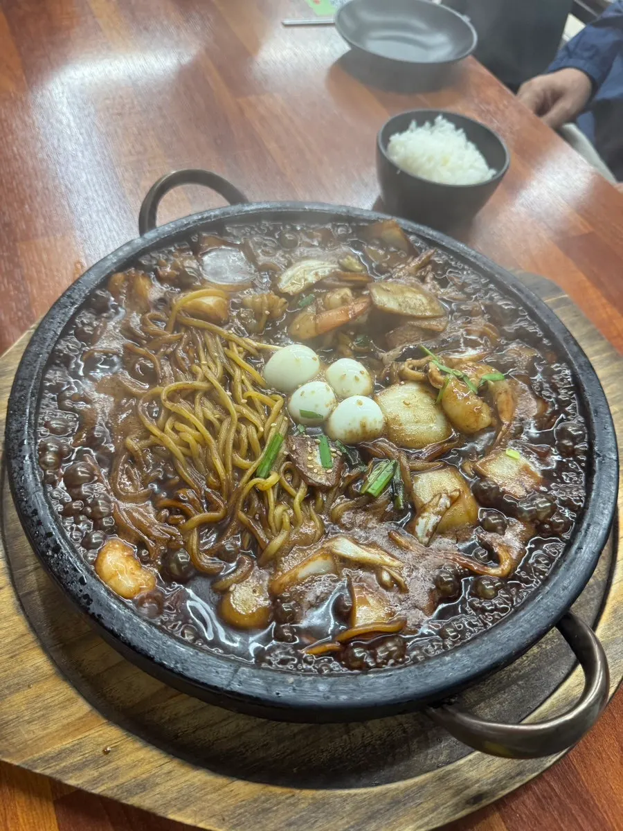 돌판 위에서 끓는 누룽지돌판짜장