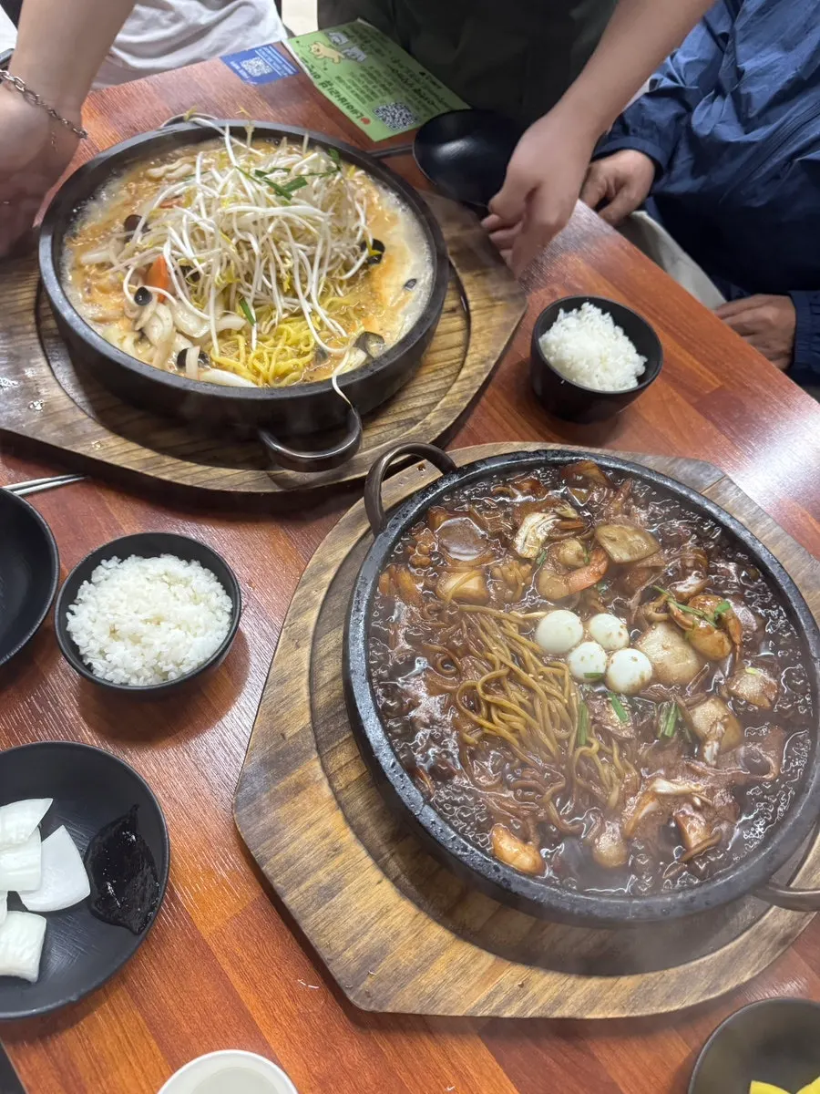 돌판짜장 면을 비비는 모습
