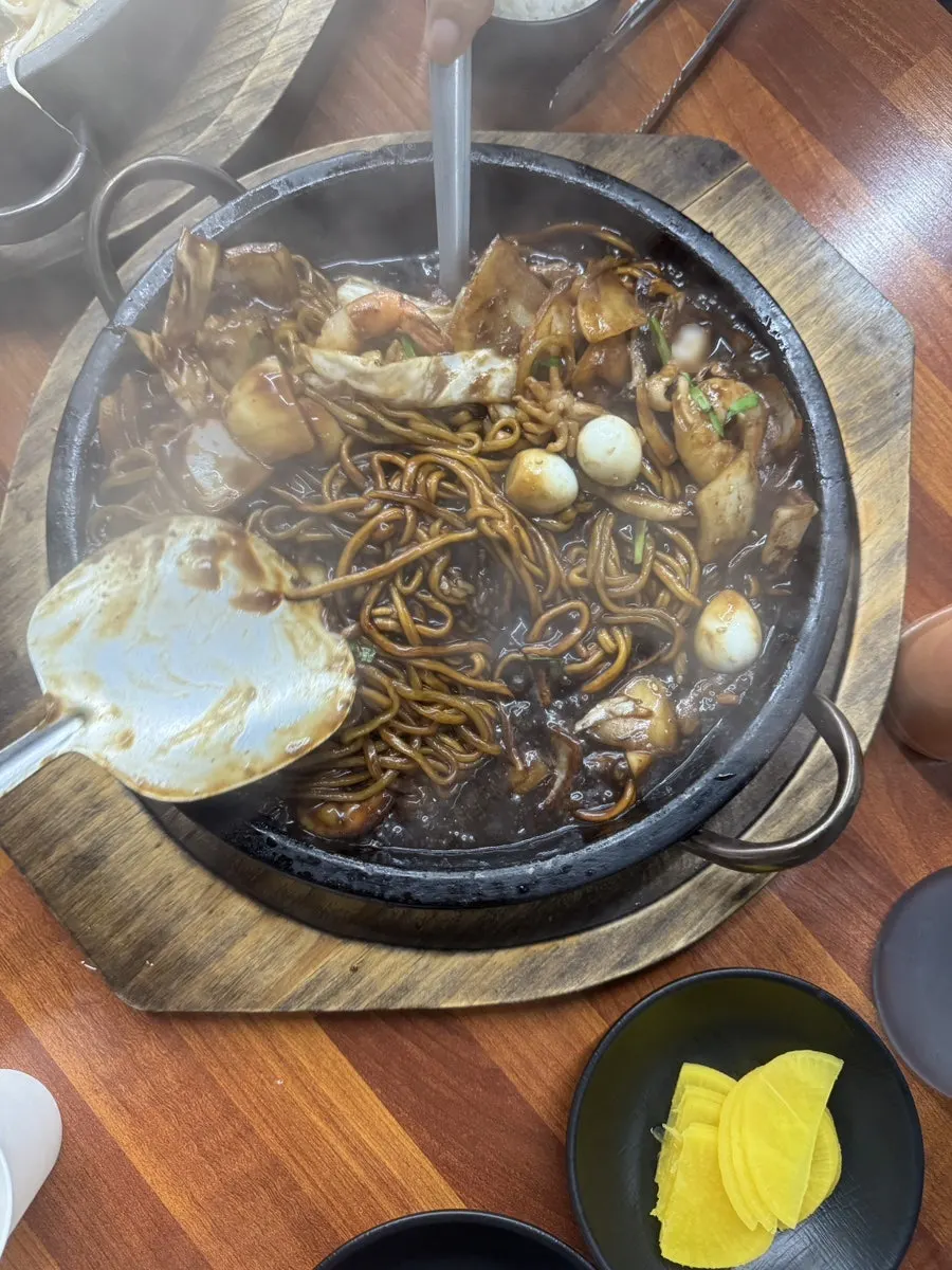 보글보글 끓는 돌판짜장 클로즈업