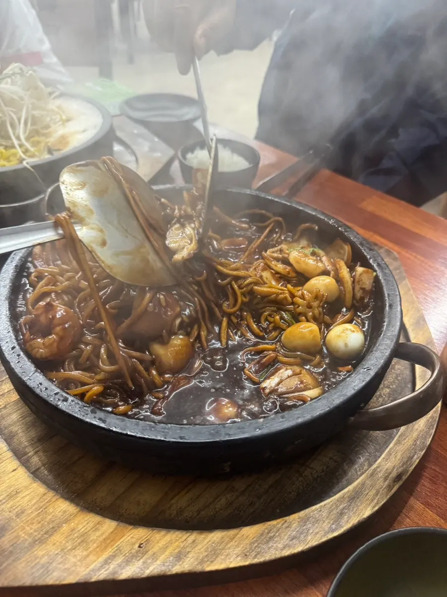 테이블에 놓인 돌판짜장과 돌판짬뽕