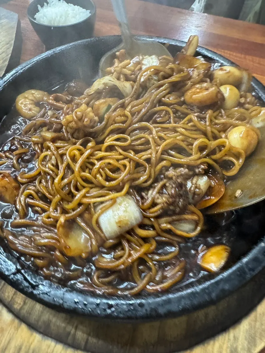 짜장과 짬뽕을 함께 차린 가족 식사 상