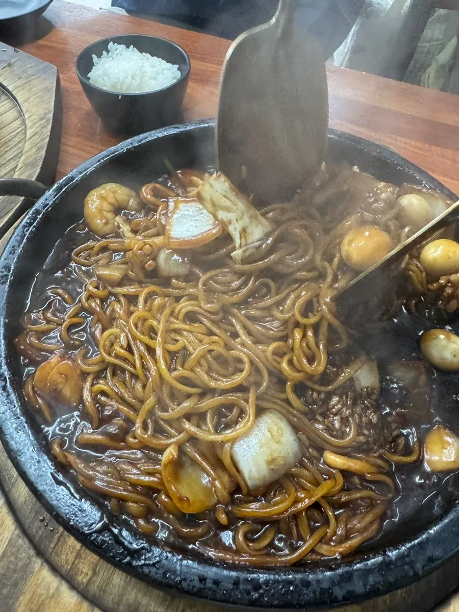 돌판 바닥에 눌어붙은 짜장 누룽지