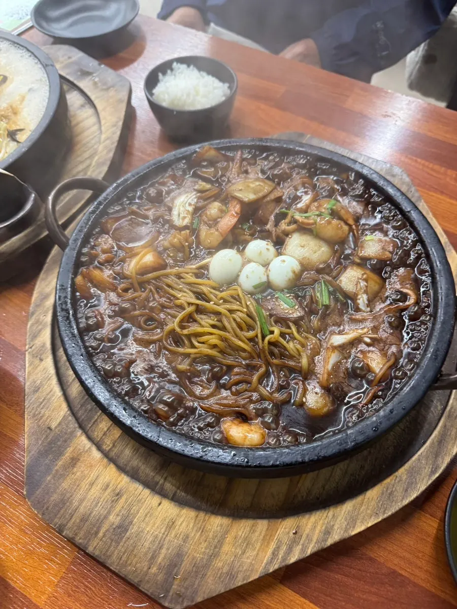 바삭하게 익은 누룽지를 긁어내는 모습