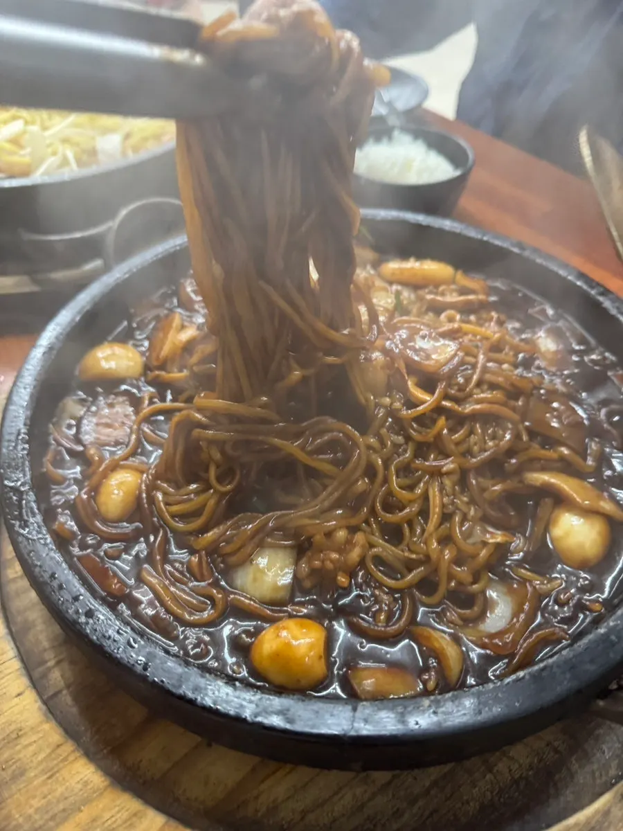 돌판 가장자리의 누룽지 부분