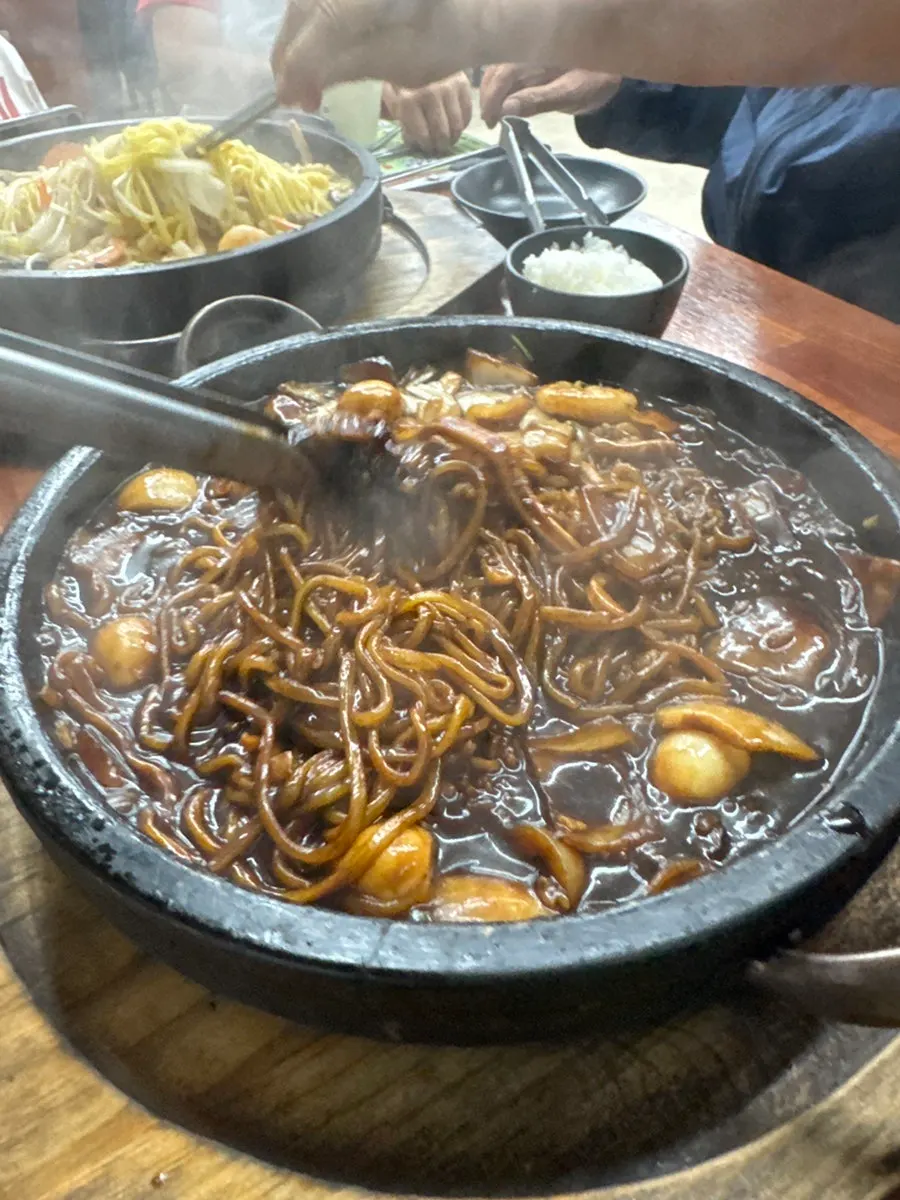 숟가락으로 떠낸 짜장 누룽지