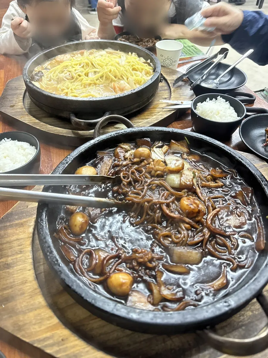 돌판짜장 면과 누룽지가 함께 담긴 그릇