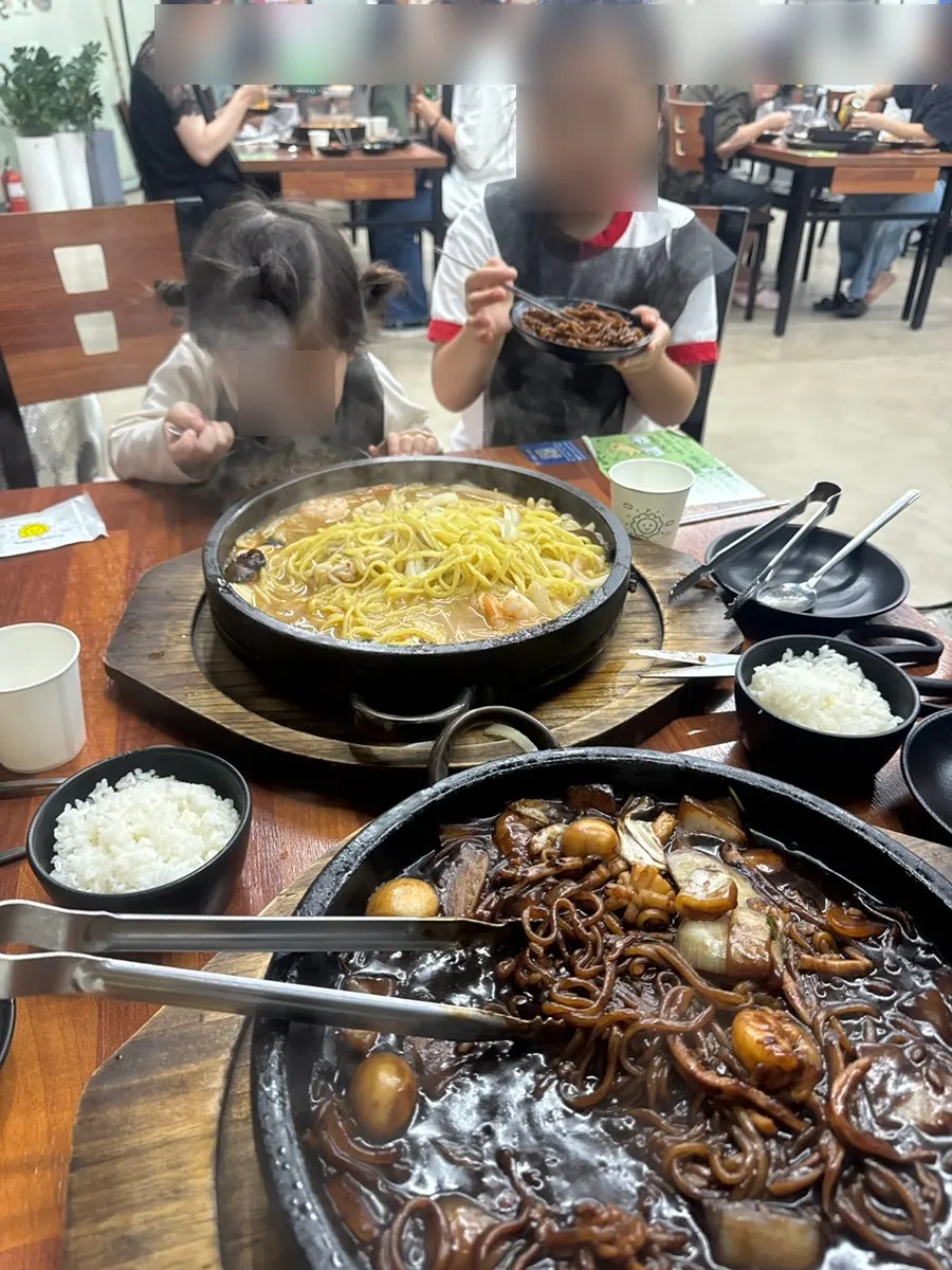 돌판 위 짜장소스가 남은 모습
