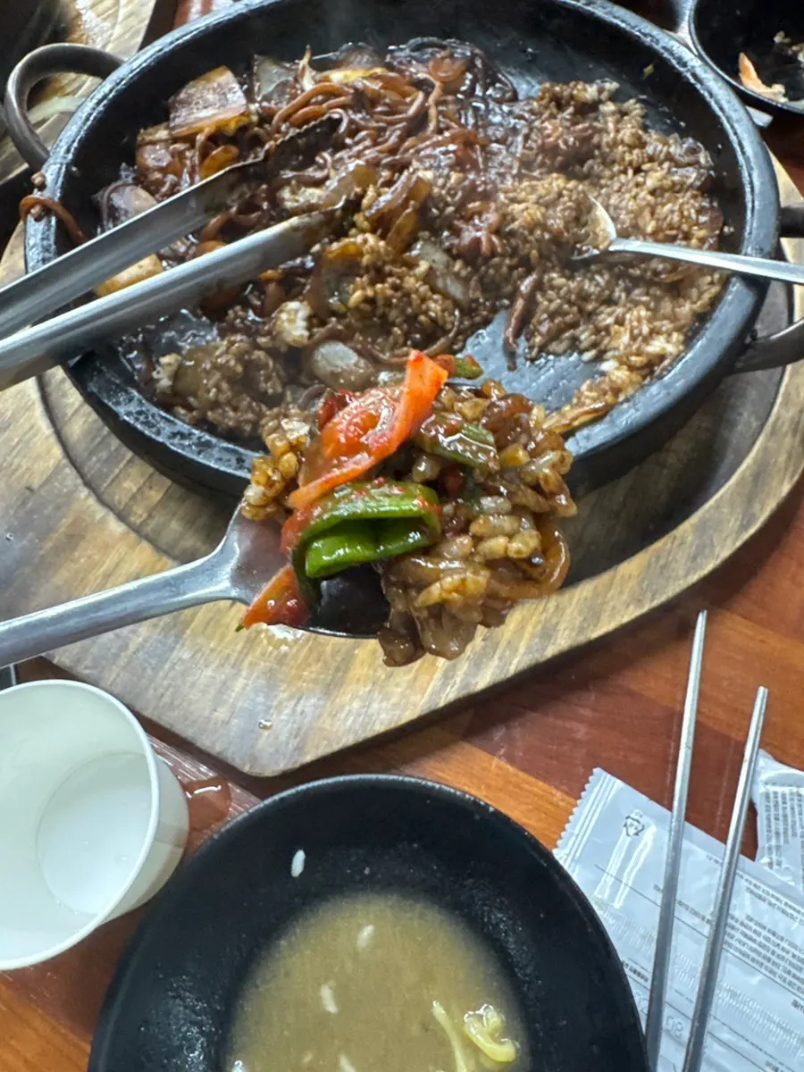 남은 짜장소스에 비벼 먹는 밥