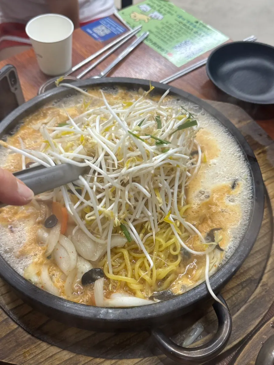 테이블에서 끓고 있는 돌판짬뽕