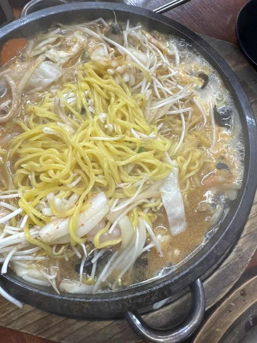 하얀짬뽕 면을 건져 올린 모습