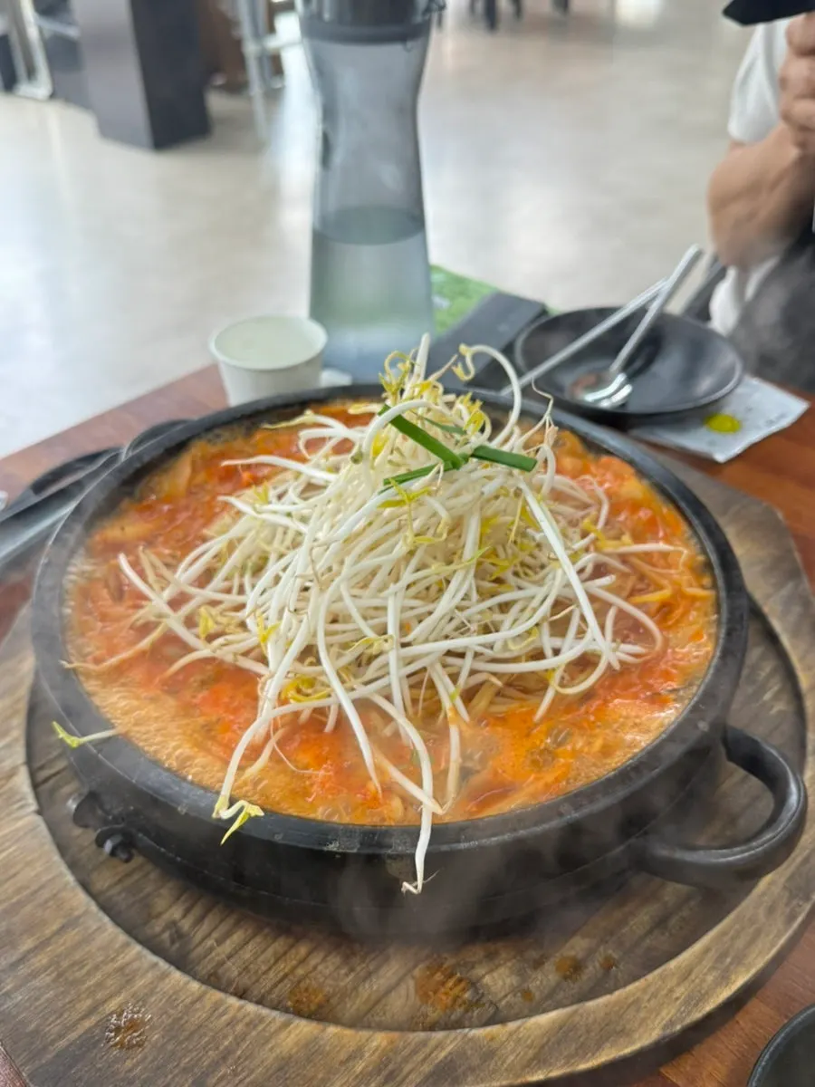 면과 짜장 소스를 섞은 돌짜장