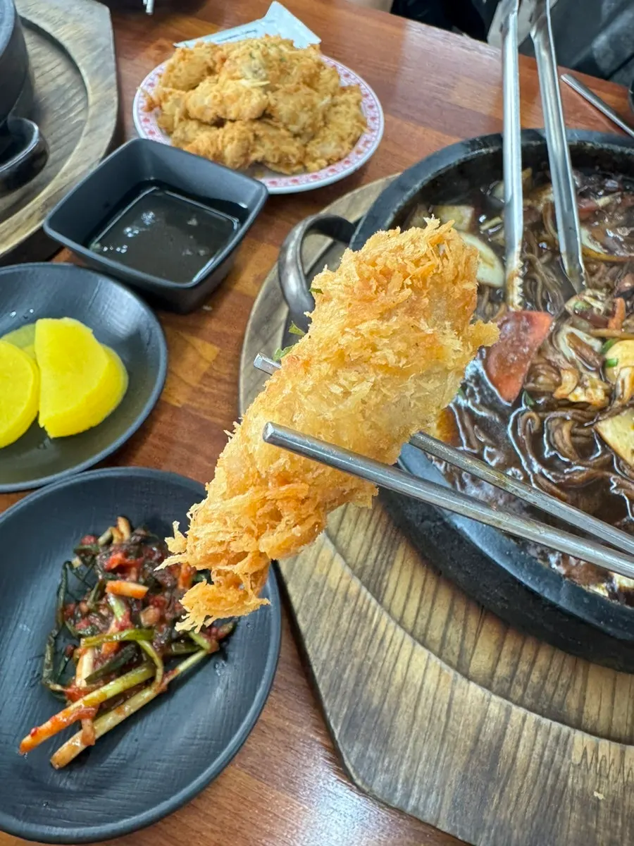 뜨거운 국물의 통오징어 돌짬뽕