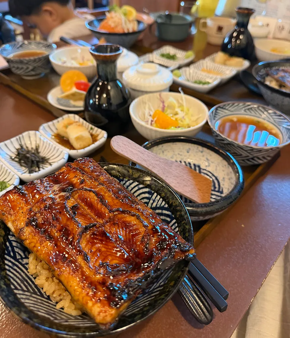Jumbo unaju eel rice bowl full of charcoal aroma