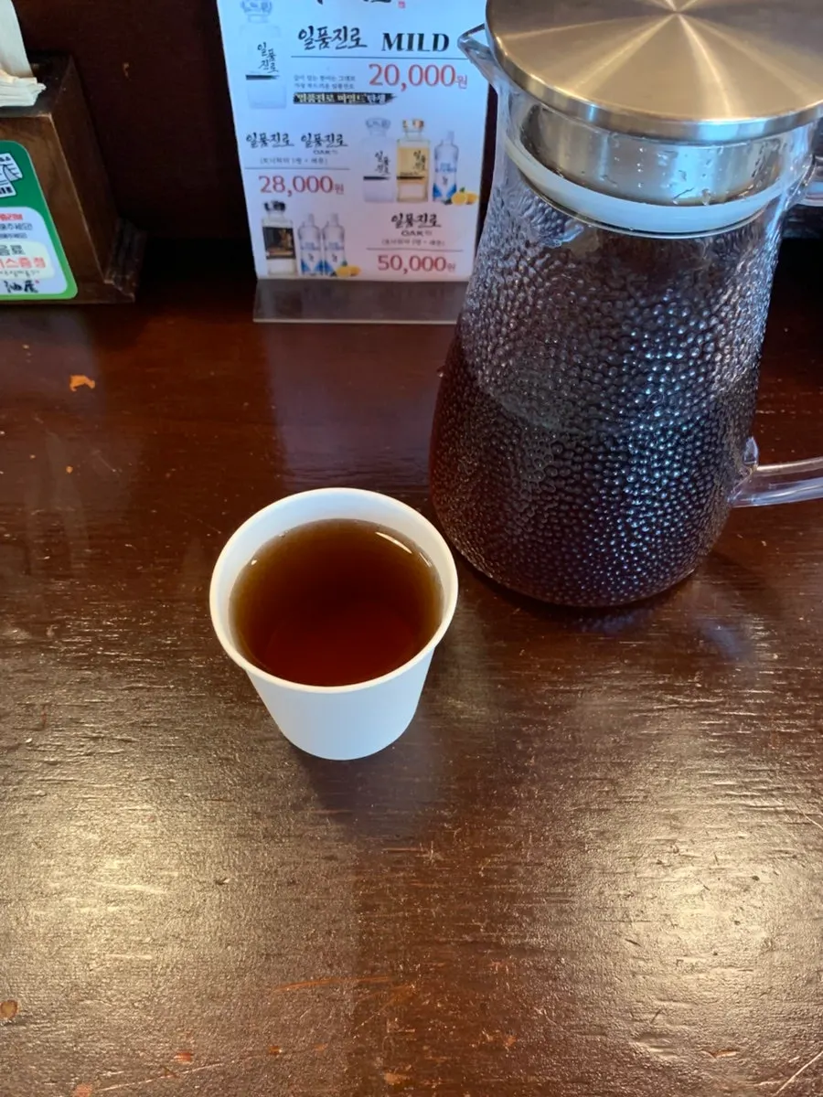 기본으로 나온 진한 보리차