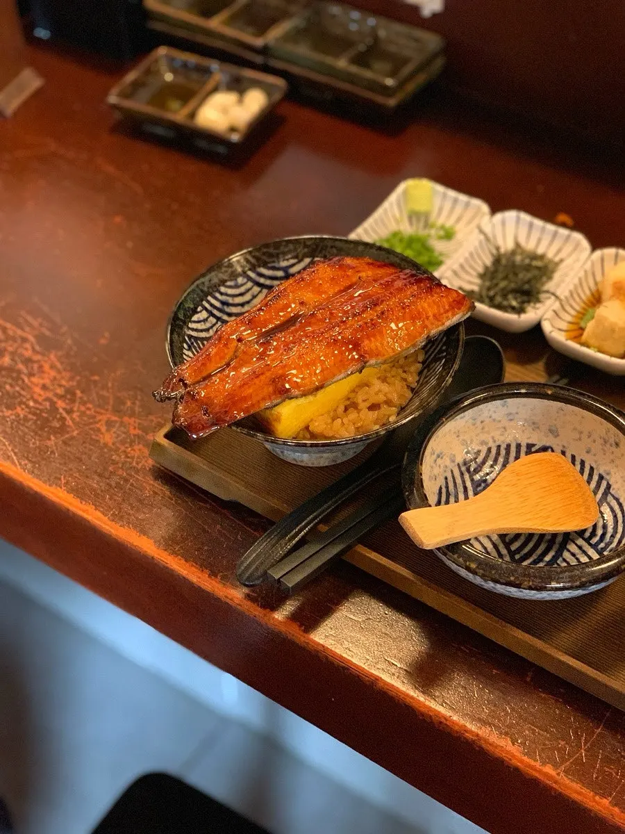 밥을 덮은 두툼한 장어구이