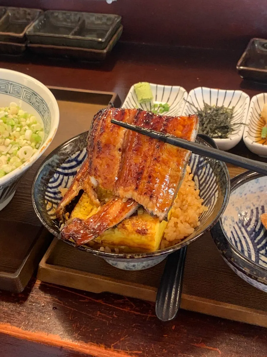 잘라서 토핑 올린 장어 한 점
