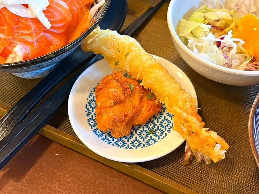 Salmon rice bowl with lemon