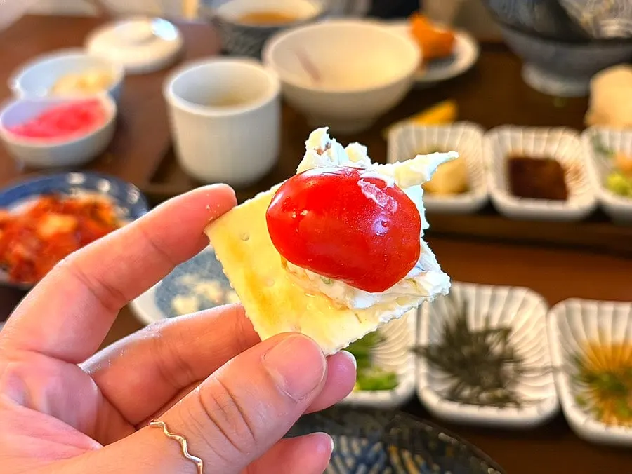 Side dishes included with the salmon rice bowl set