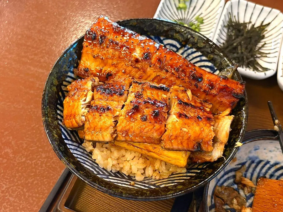 A whole eel laid over rice in the jumbo unaju