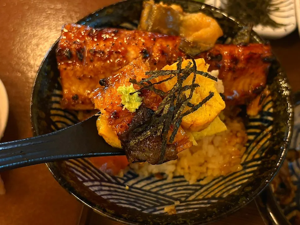 A bite of eel and rice scooped together