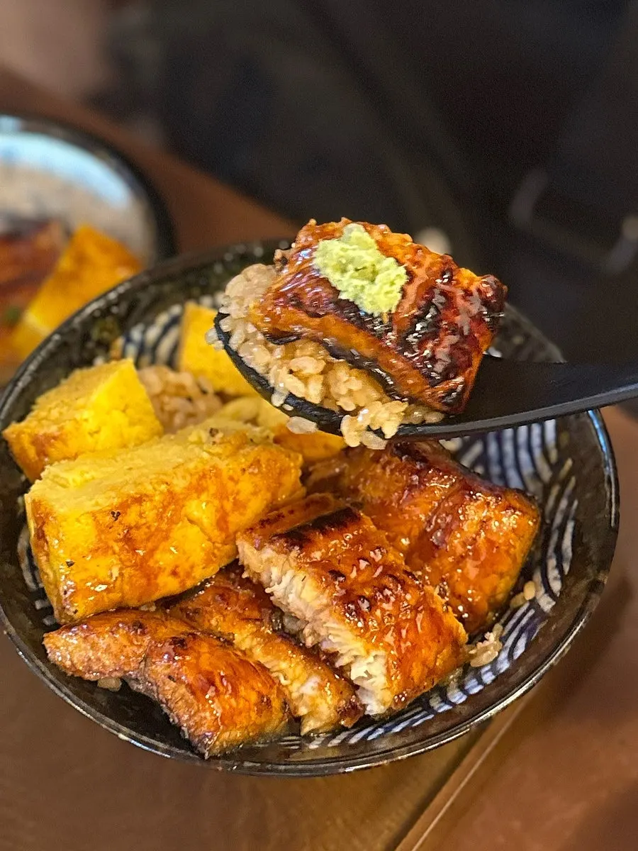 장어 아래 깔린 계란과 밥
