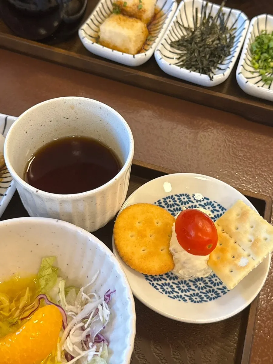 크림치즈와 토마토 올린 비스킷