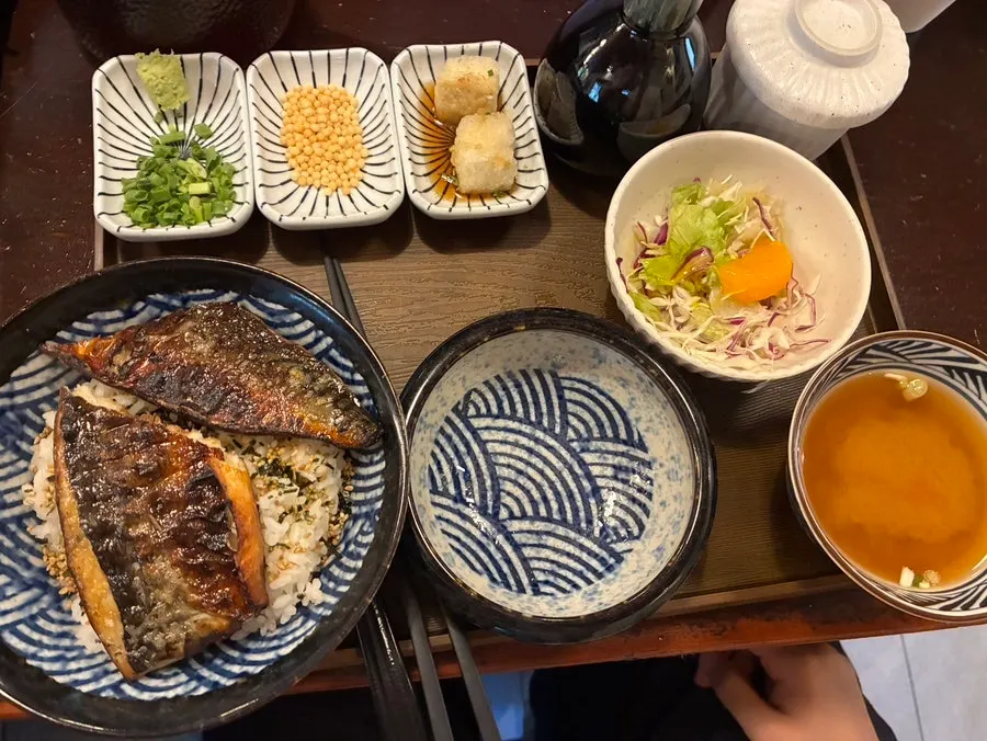 Two rice bowl sets on the table at Yuok