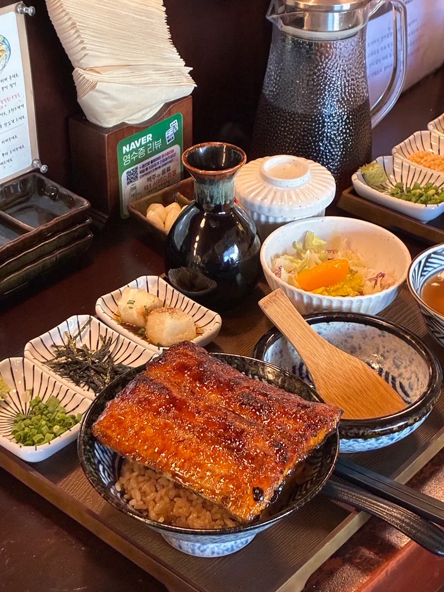 An empty table after finishing both rice bowl sets at Yuok