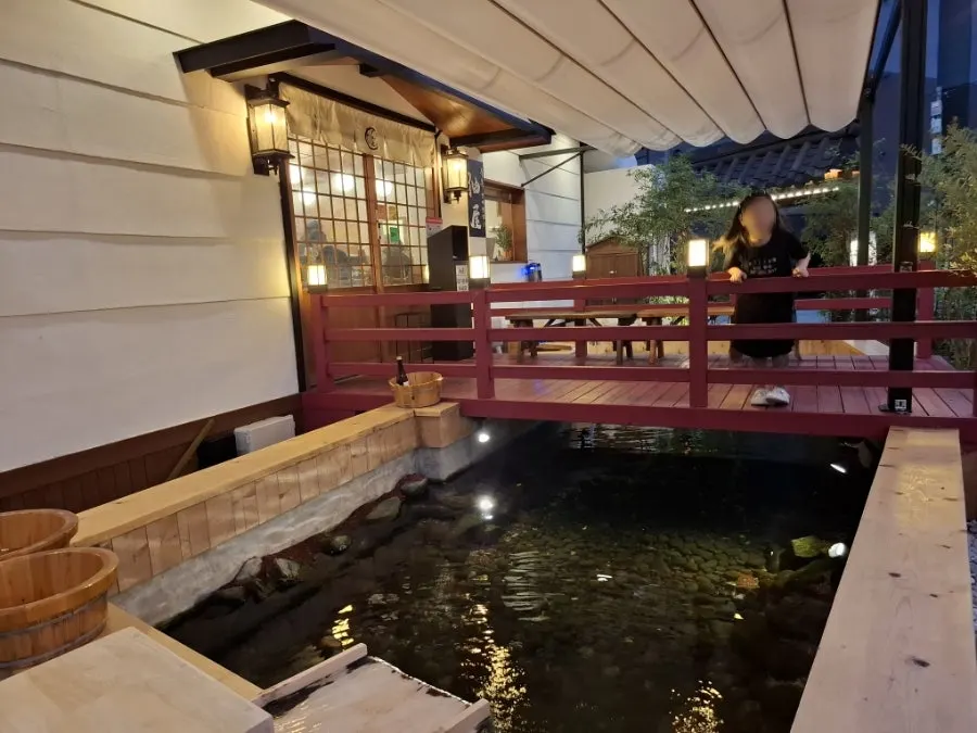 송정 골목에서 바라본 유옥 외관