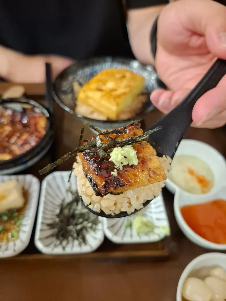 한 입 크기로 자른 장어덮밥