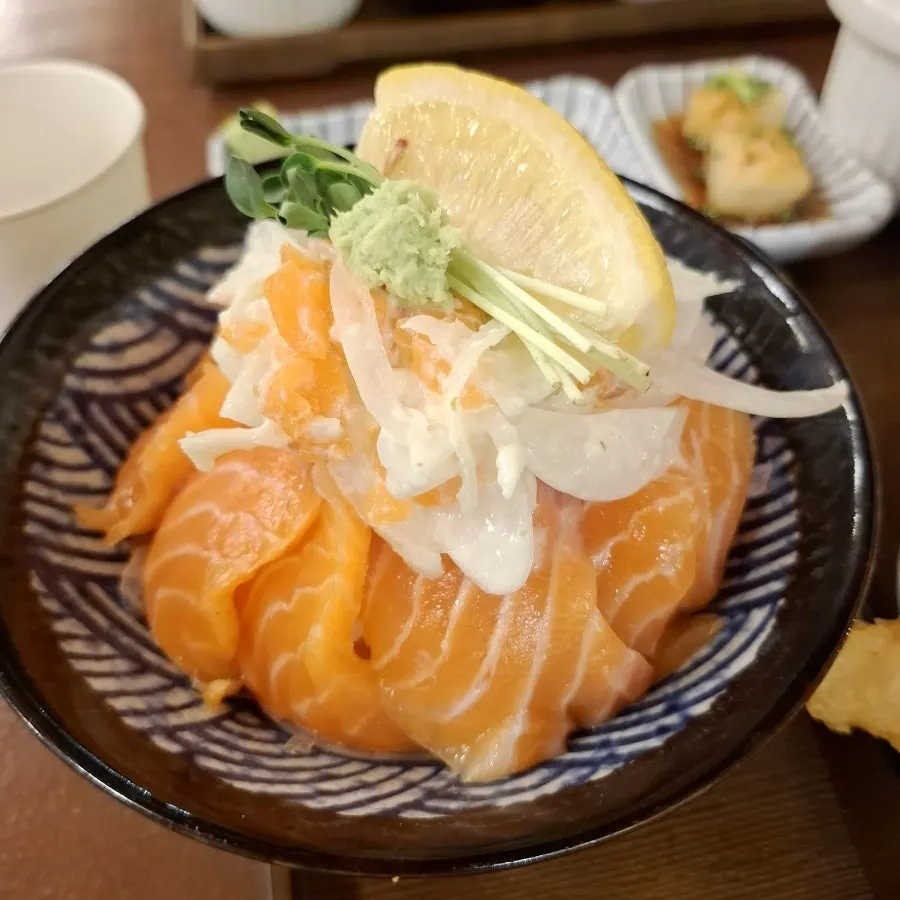 푸짐하게 올려진 생연어 덮밥