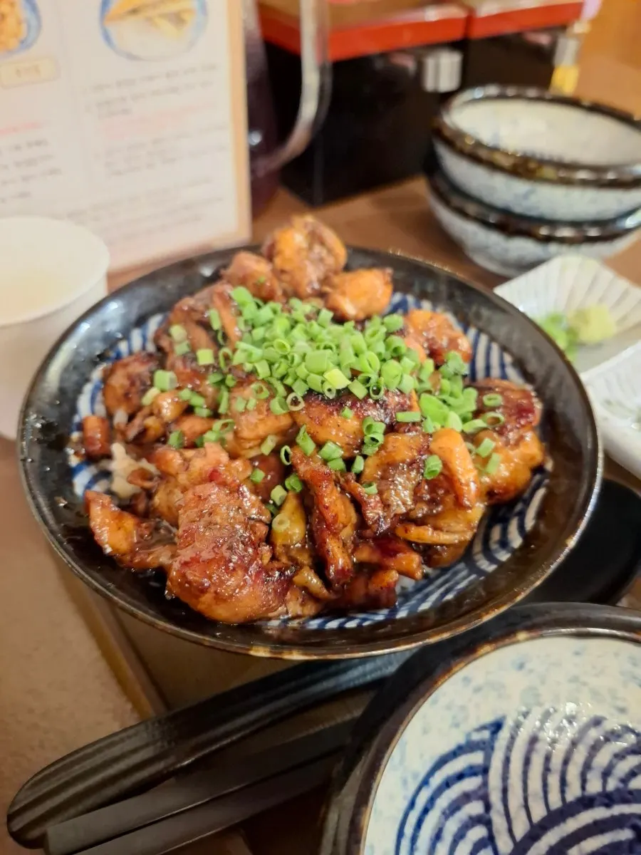 간장 양념 닭고기가 올라간 토리동